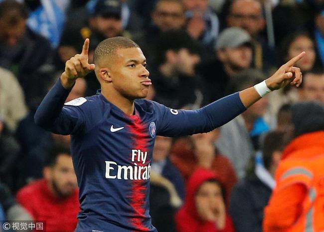 看着就疼！斯玛特与亚当斯相撞胳膊直接脱臼 表情痛苦跑回更衣室（令人揪心：斯玛特与亚当斯碰撞致手臂脱臼，痛苦退场直奔更衣室）