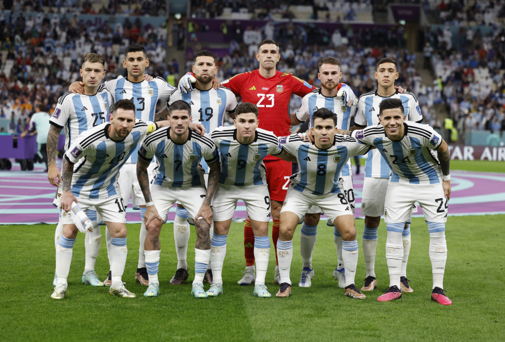 那不勒斯官方：洛博特卡在意杯赛前热身时左腿后胫肌拉伤（那不勒斯官方通报：洛博特卡在意杯赛前热身时左腿后胫肌拉伤）