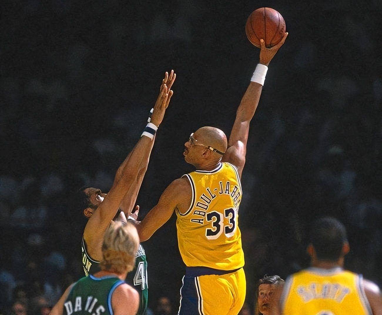 乌度卡：伊森因为身体酸痛将缺席今天对阵掘金的比赛（乌度卡：伊森因身体酸痛无缘今日对掘金之战）