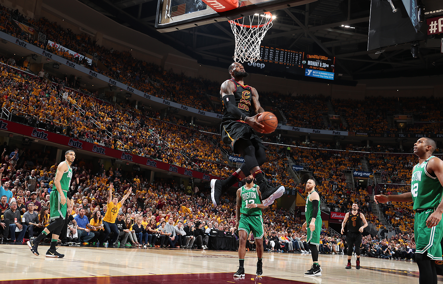 布伦森单打哈克斯：一场篮球场上的视觉盛宴（布伦森单挑哈克斯：球场上的震撼视觉秀）