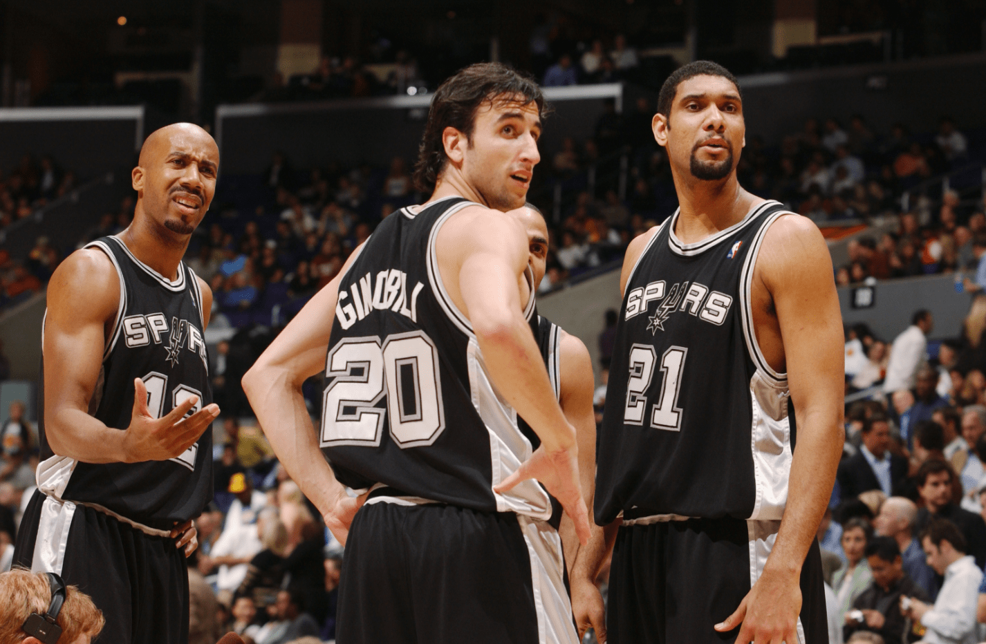 篮球湖人球员训练营全程记录公开（洛杉矶湖人球员训练营全程纪实发布）