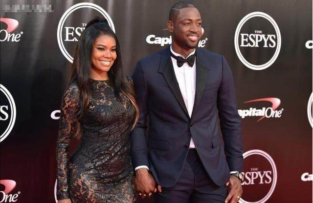 篮球篮网双核合砍70分，强势带队赢球（篮网双星火力全开轰下70分，率队强势取胜）