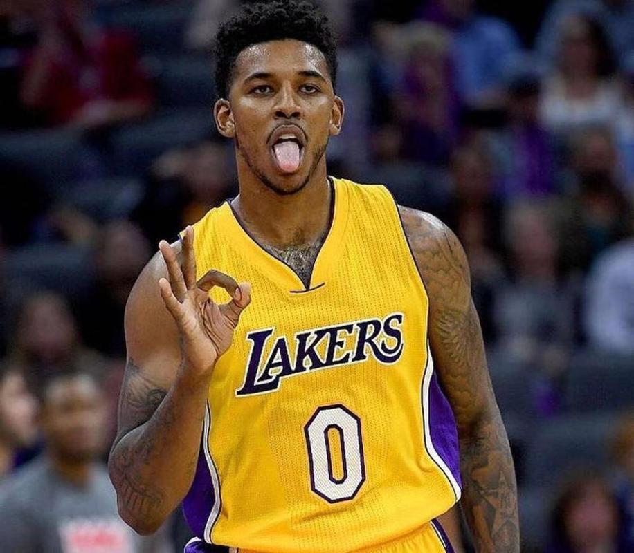 表现出色，托纳利当选欧冠纽卡vs毕尔巴鄂全场最佳球员（托纳利闪耀欧冠纽卡战毕尔巴鄂，荣膺全场最佳）