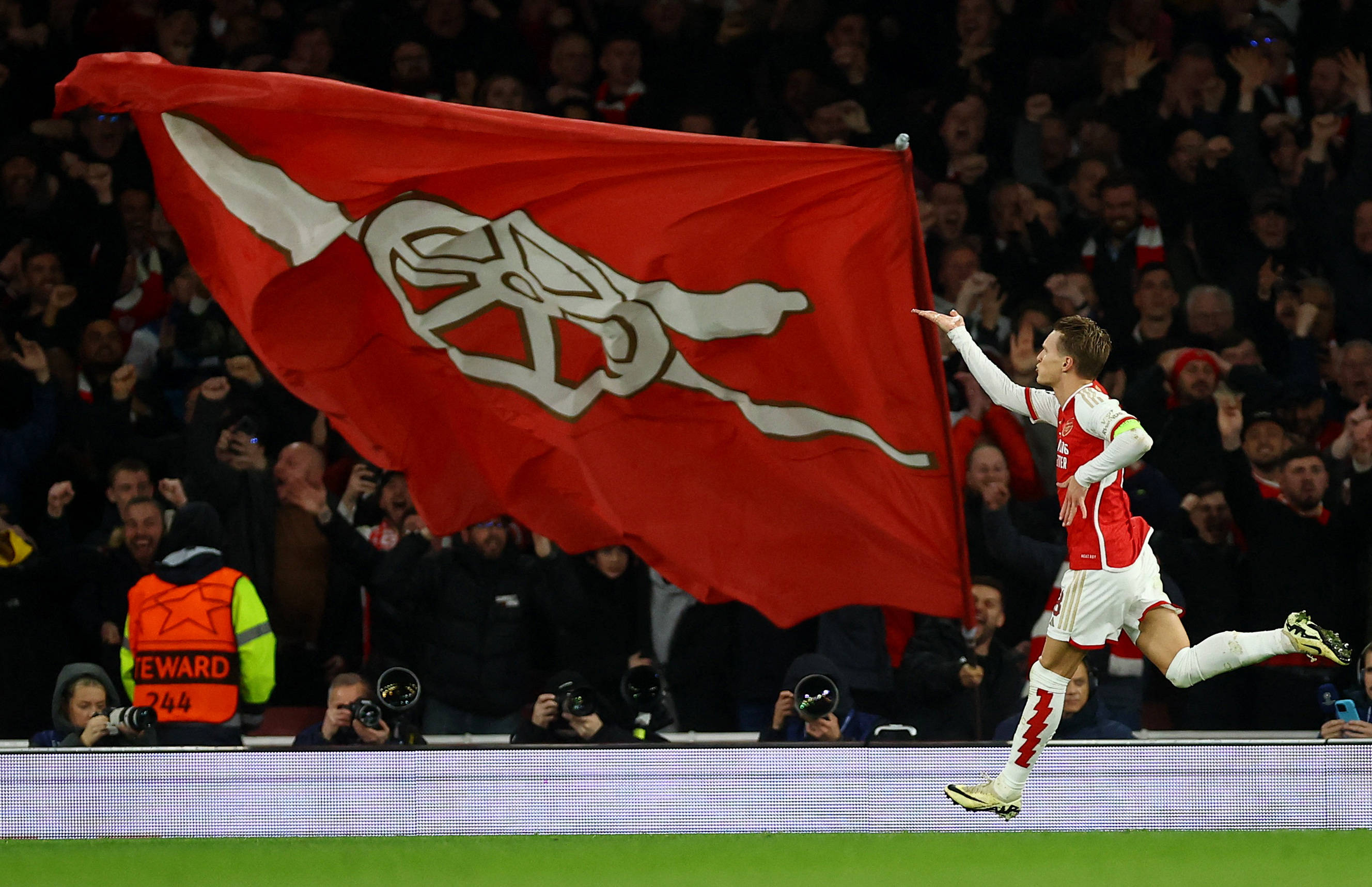 世体：因对裁判喊“太差劲了”，卡雷拉斯面临两场停赛处罚（世体：冲裁判喊“太差劲”，卡雷拉斯或遭两场禁赛）