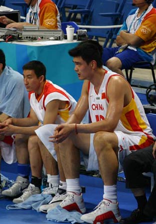 状态欠佳！小肯扬·马丁CBA首秀半场4中1揽下4分3篮板（手感低迷！小肯扬·马丁CBA首秀半场4投1中仅得4分3篮板）