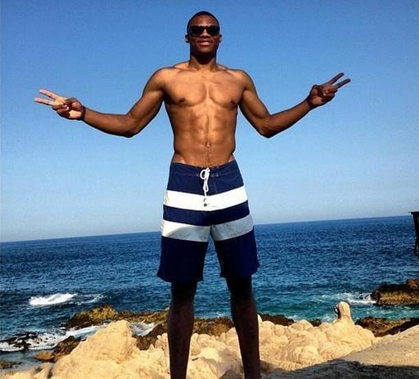 手感全无！阿努诺比9中1拿到2分3板1助，正负值-11（状态低迷！阿努诺比9投1中仅2分3板1助，正负值-11）