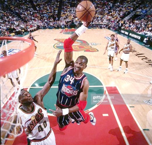 孙兴慜热刺告别战被换下场的时刻（孙兴慜热刺告别之战被换下瞬间）