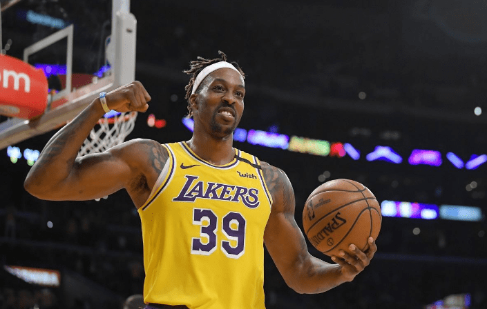 球员倒地救球拼劲十足（球员飞身倒地奋力救球）