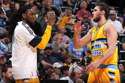 头球双响，孔德当选巴萨vs法兰克福全场最佳球员（孔德头球梅开二度，荣膺巴萨战法兰克福全场最佳）