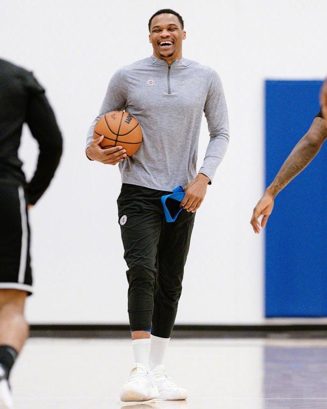 齐达内晒中国行照片：来中国遛了个弯，舒坦，下次还来（齐达内分享中国行照：来华走走挺舒坦，下次还想来）