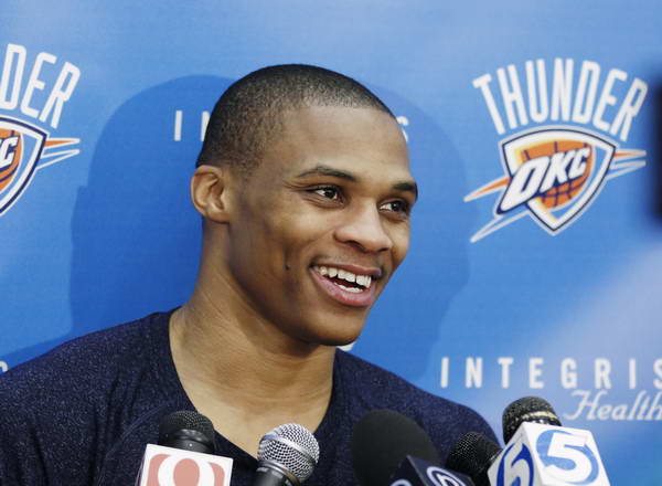 跟队：米兰双雄在为新球场找命名商，目标带来每年超2000万欧收入（队记：米兰双雄为新球场寻冠名合作，目标年收逾2000万欧元）