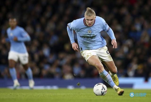 胡金秋溜底2分命中，广厦一波12-4扩大领先至18分（胡金秋底线切入上篮命中，广厦打出12-4攻势将优势拉大至18分）